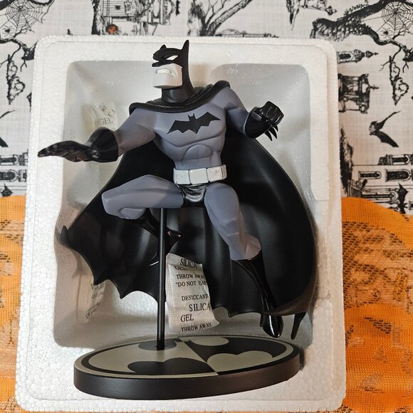 DC Direct Batman Black & White Animated Series 7" Statue 1875/4000 Bruce Timm - Picture 12 of 12
